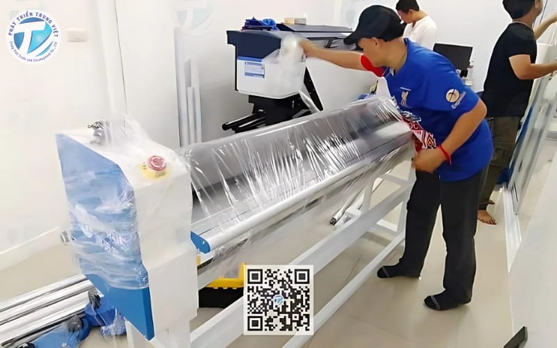 Kỹ thuật viên tại Phát Triển Trung Việt đến lắp máy cho khách hàng